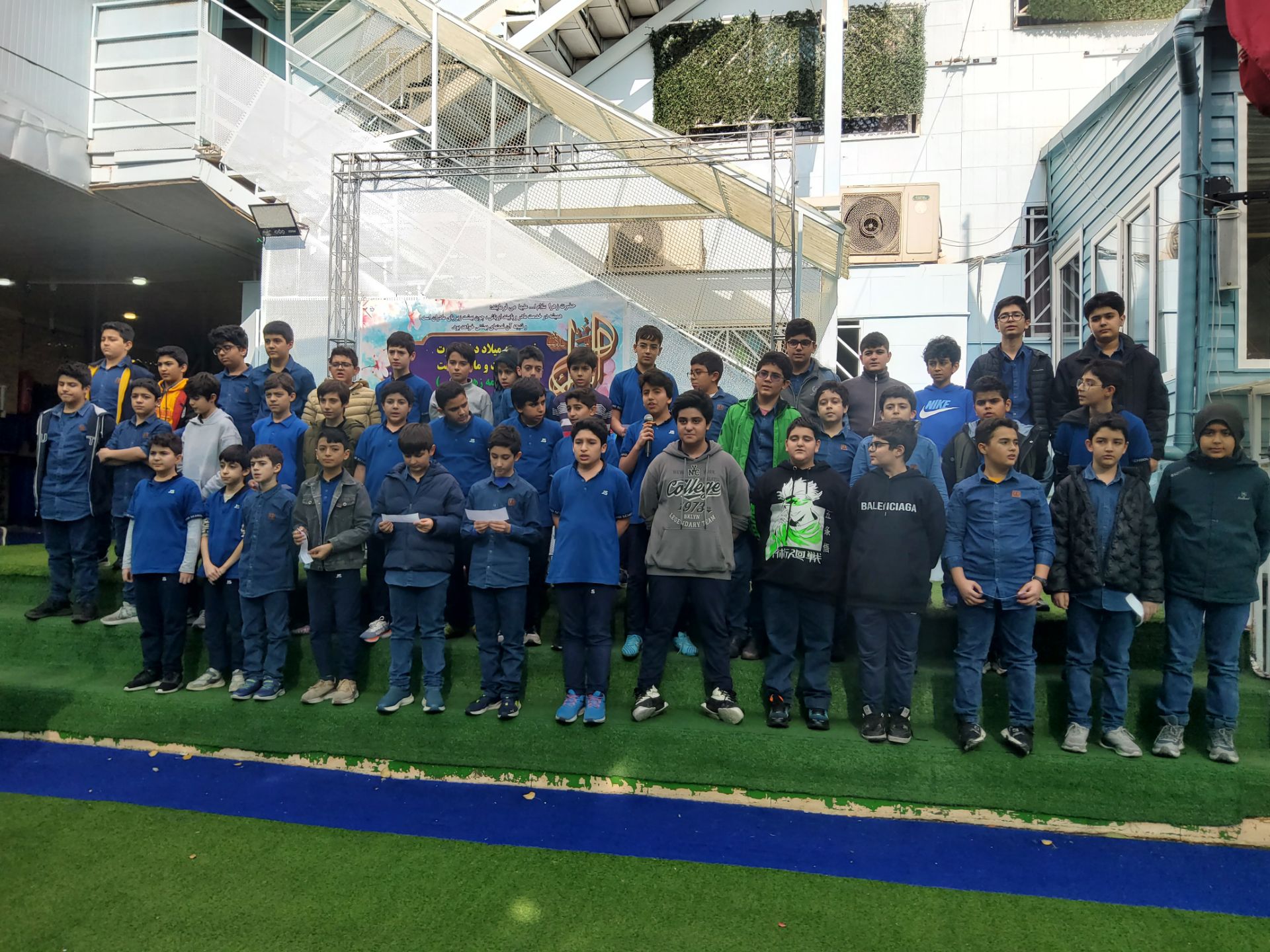 با سرور و شادی میلاد بانوی دو عالم، حضرت فاطمه‌ی زهرا (س) گرامی می داریم