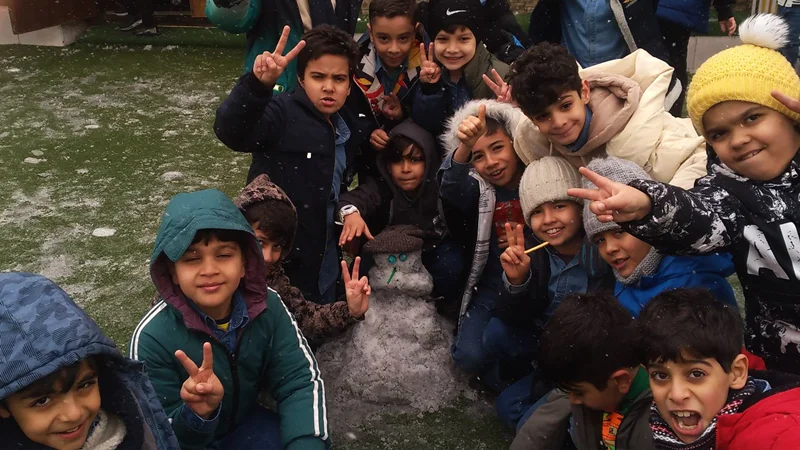 برف و شادی در مدرسه جاوید: جشنواره آدم برفی پس از بارش زمستانی!