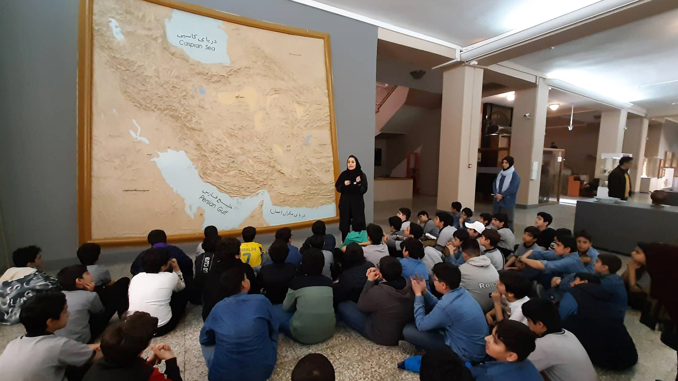 بازدید علمی دانش‌آموزان کلاس ششم دبستان جاوید از موزه ملی ایران