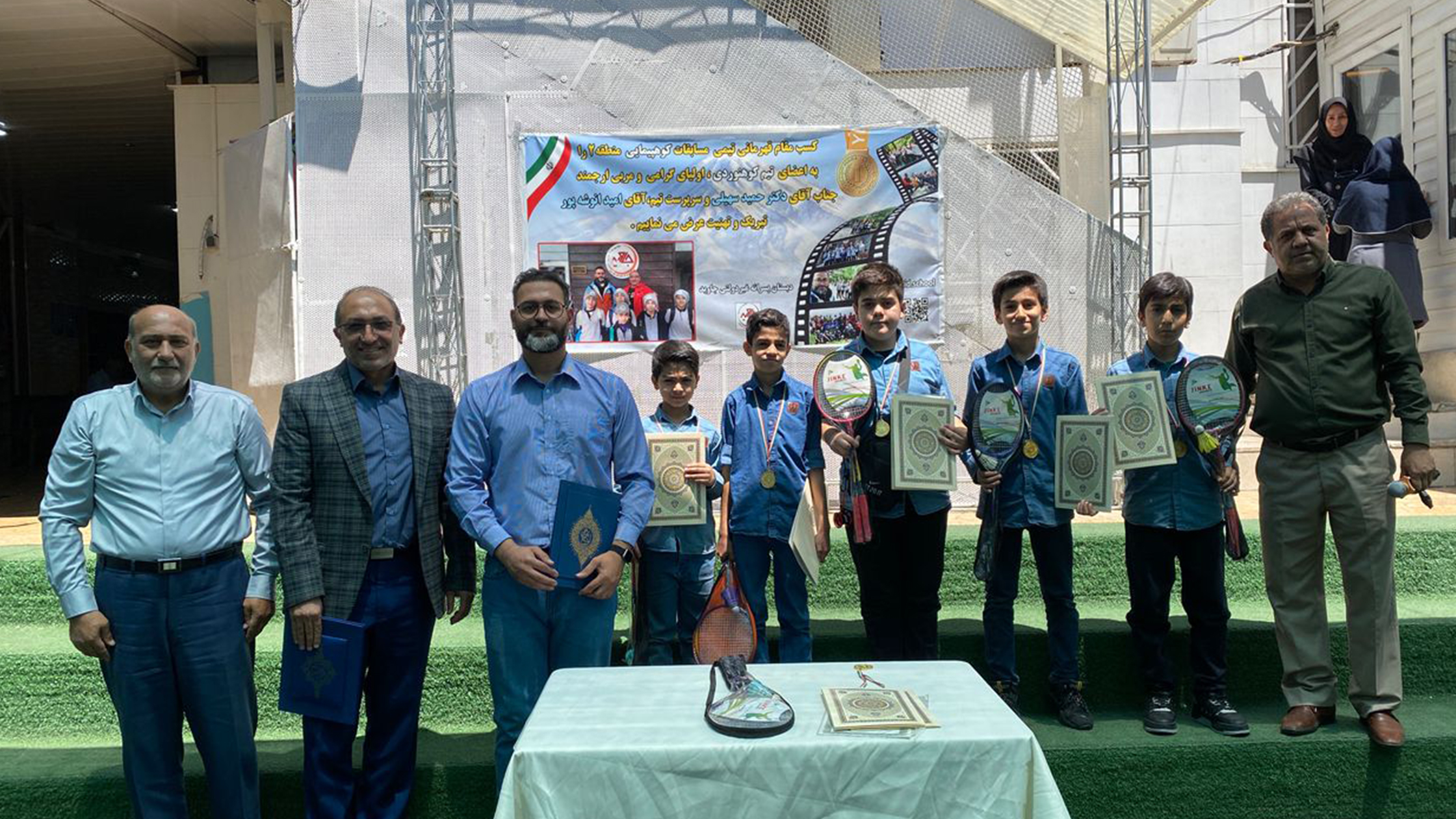 از قهرمانان کوچک کوهنورد در دبستان جاوید تجلیل شدند