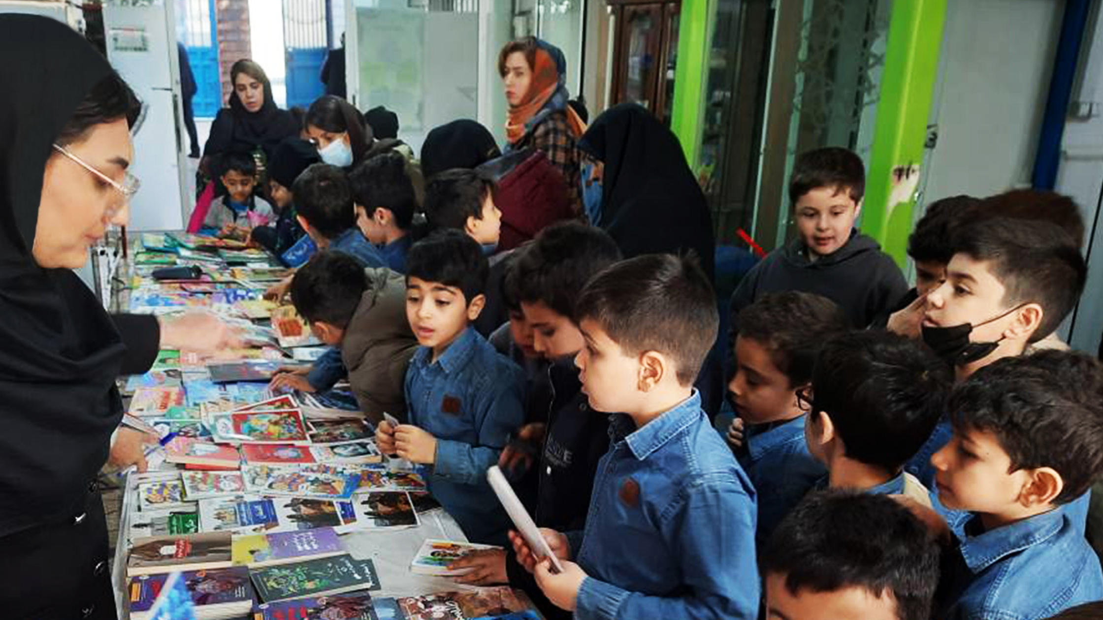 نمایشگاه کتاب در مدرسه جاوید به مناسبت روز کتاب و کتابخوانی برپا شد