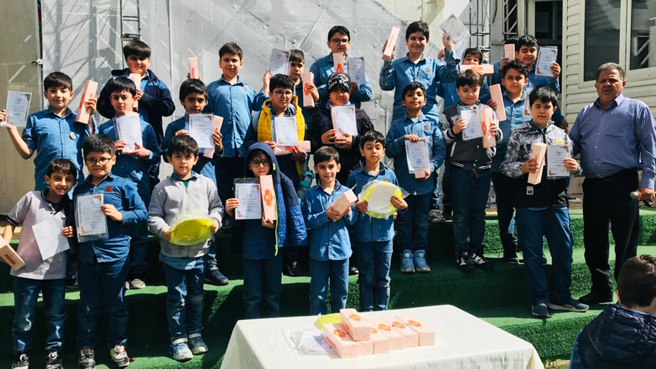 جشن تولد فروردین ماهی ها در دبستان جاوید