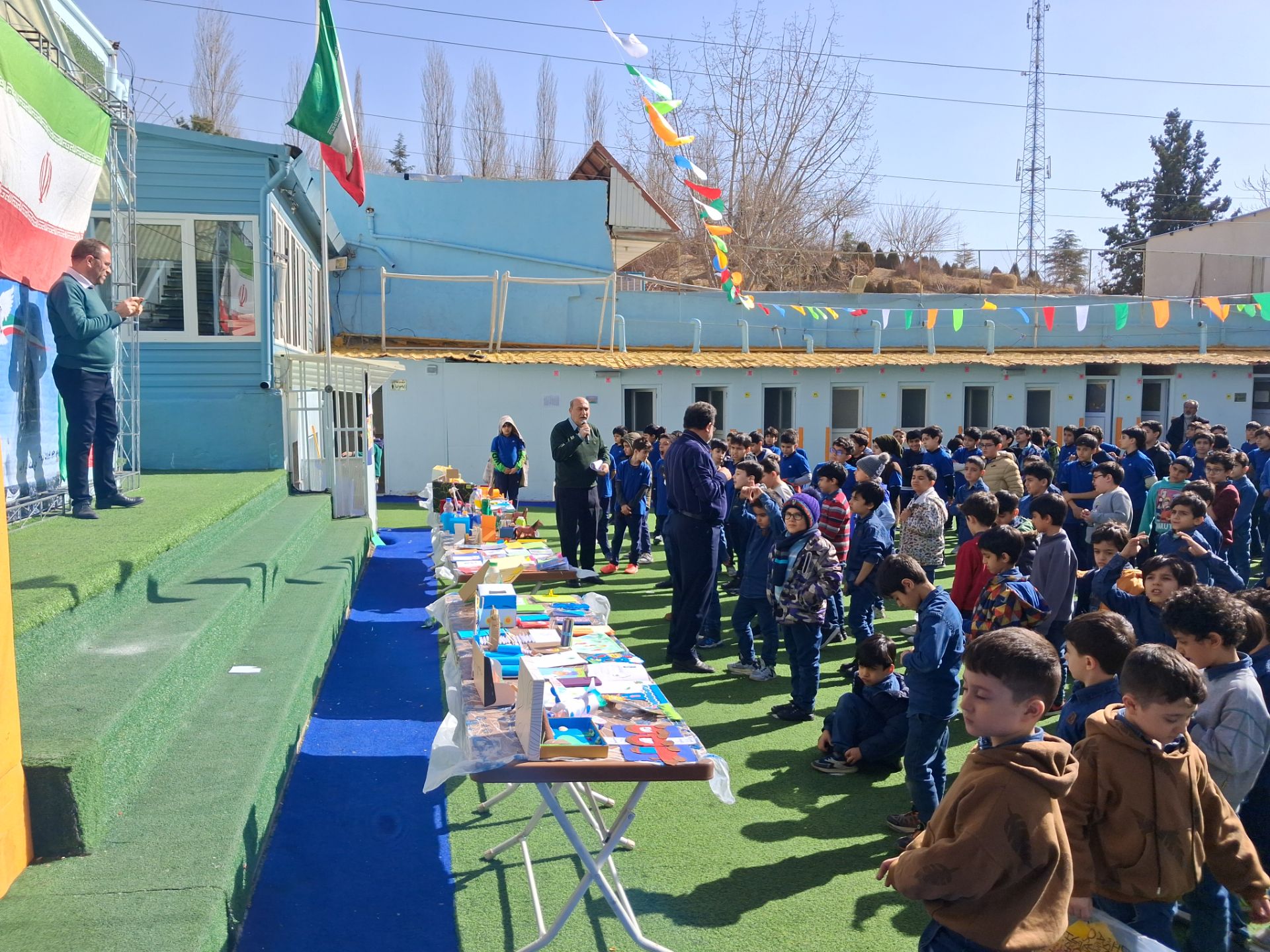 نمایشگاه دست‌سازه‌های دانش‌آموزان به مناسبت آغاز دهه فجر