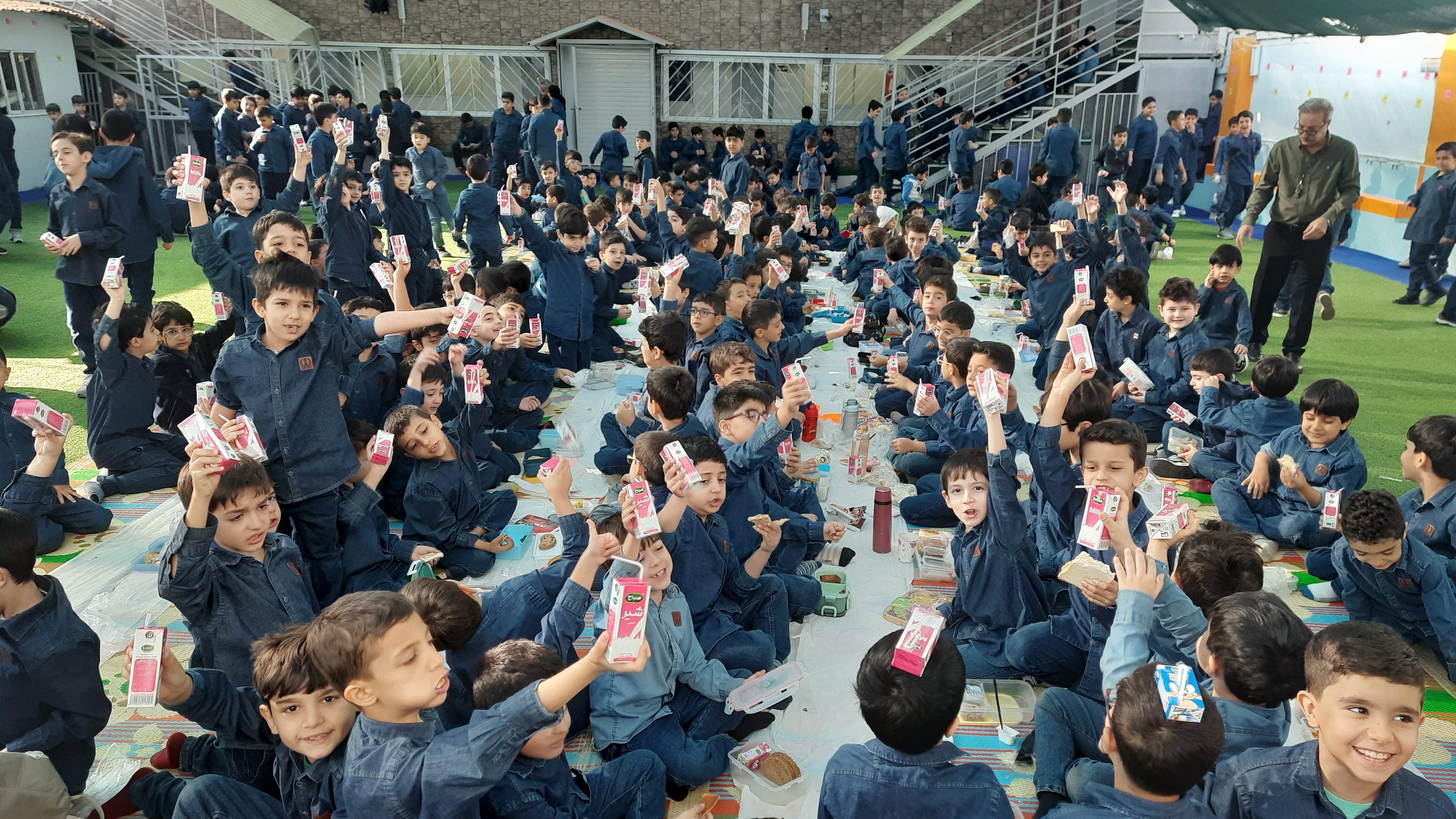 صبحانه‌ی سالم، شیر تازه و لبخند دانش‌آموزان در حیاط دبستان جاوید