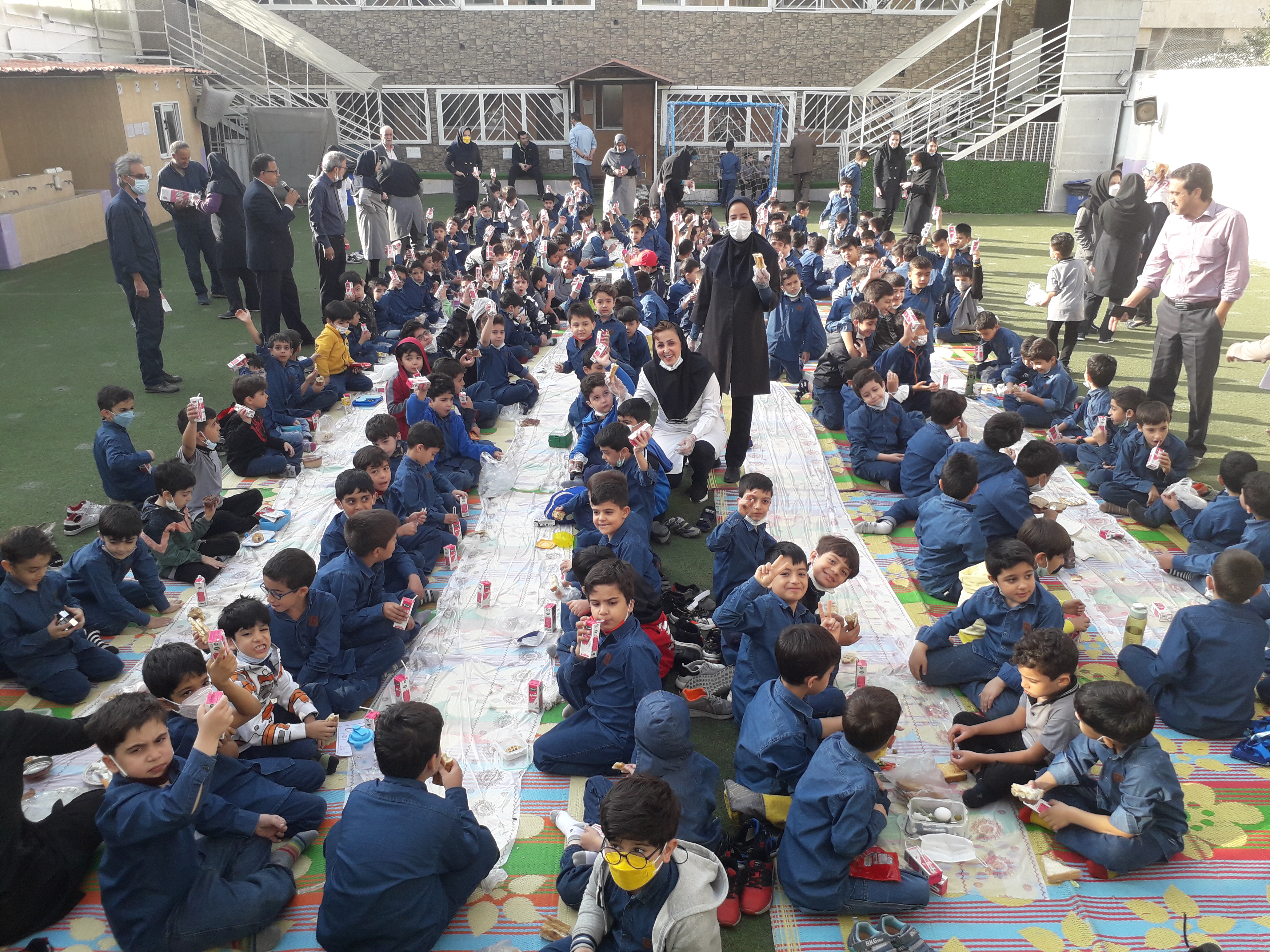 پذیرایی از دانش آموزان با شیر پاستوریزه و صرف صبحانه سلامت به مناسبت روز جهانی غذا (23 مهر)