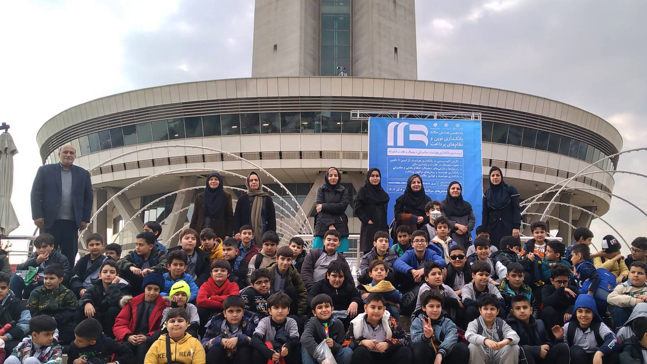 اردوی دانش‌آموزان دوره دوم مدرسه جاوید از برج میلاد: سفری به دل آسمان