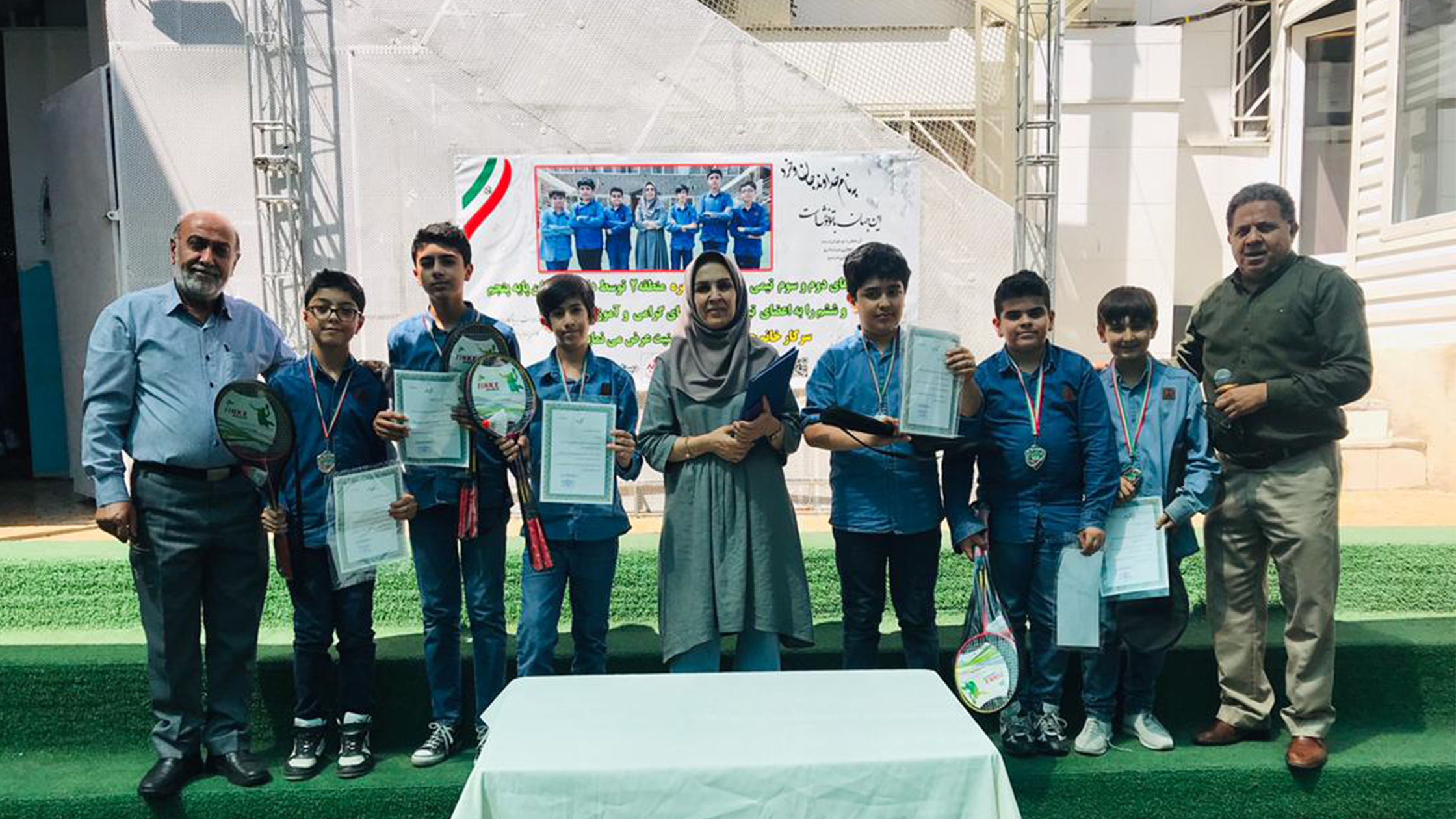 تجلیل و اهدای جوایز به قهرمانان مشاعره منطقه دو در دبستان جاوید