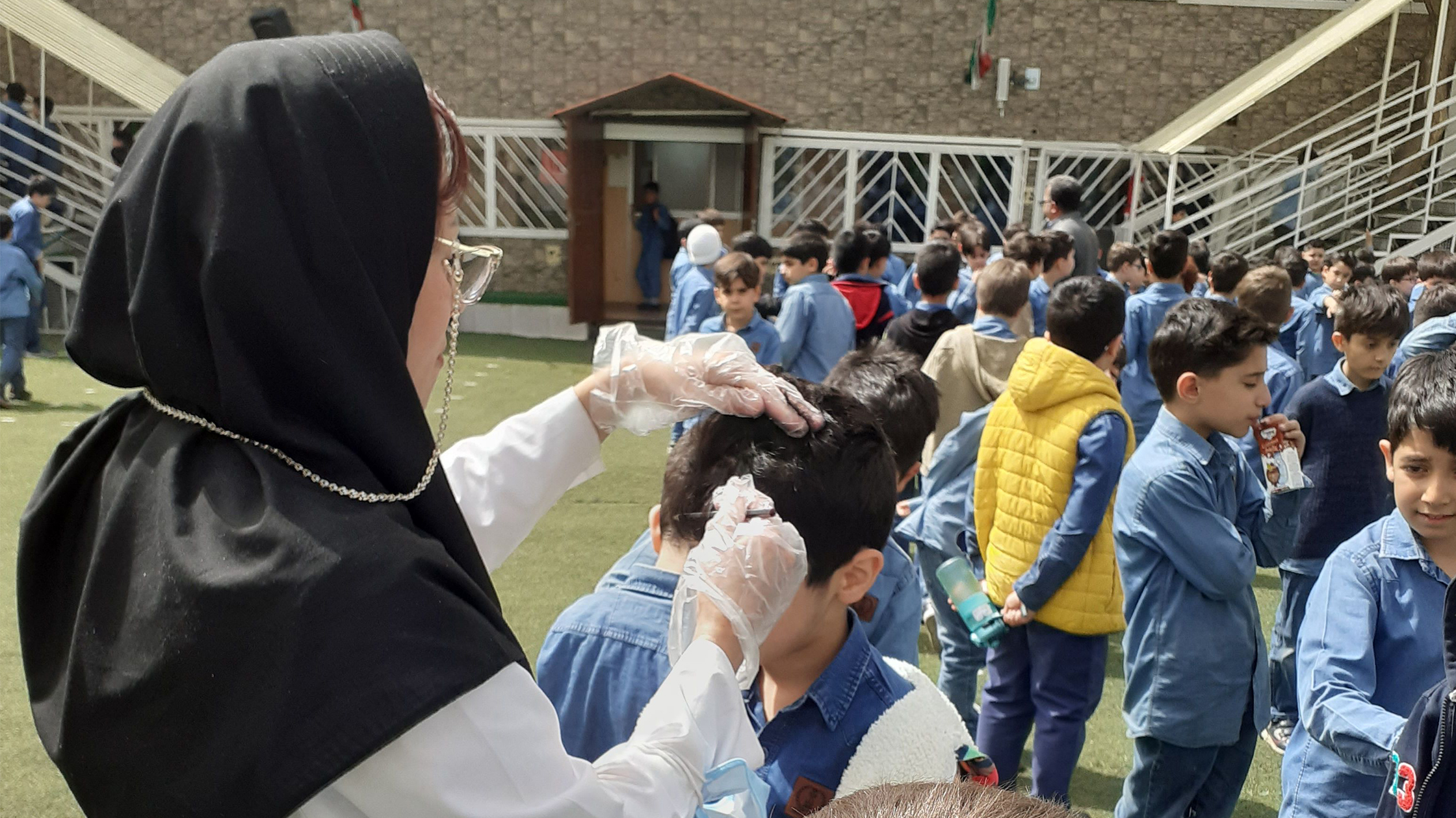 بهار سلامت در مدرسه جاوید؛ آغاز طرح غربالگری پدیکلوز دانش‌آموزان