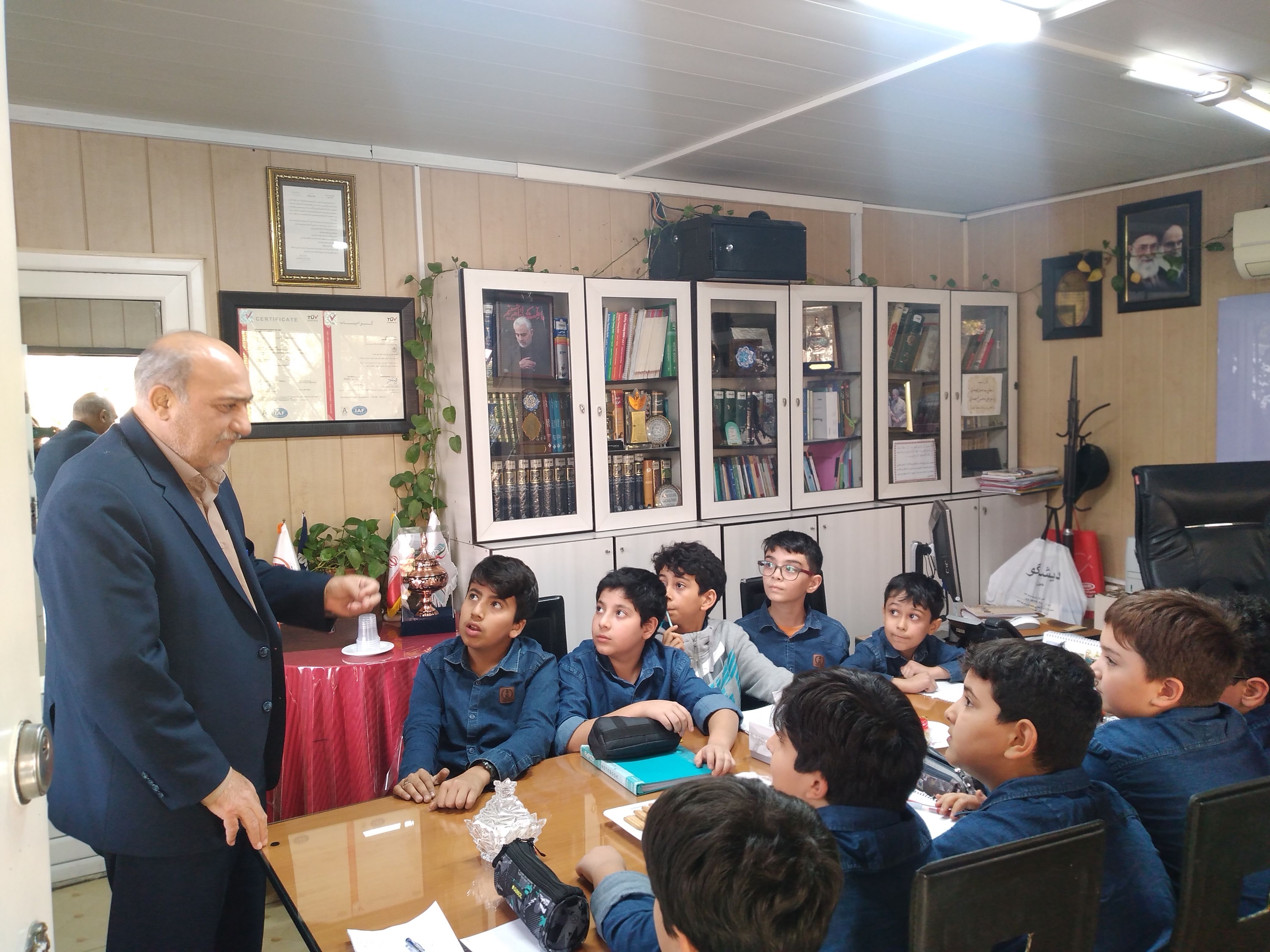 نخستین جلسه اعضای جدید شورای دانش‌آموزی با مدیریت دبستان جاوید