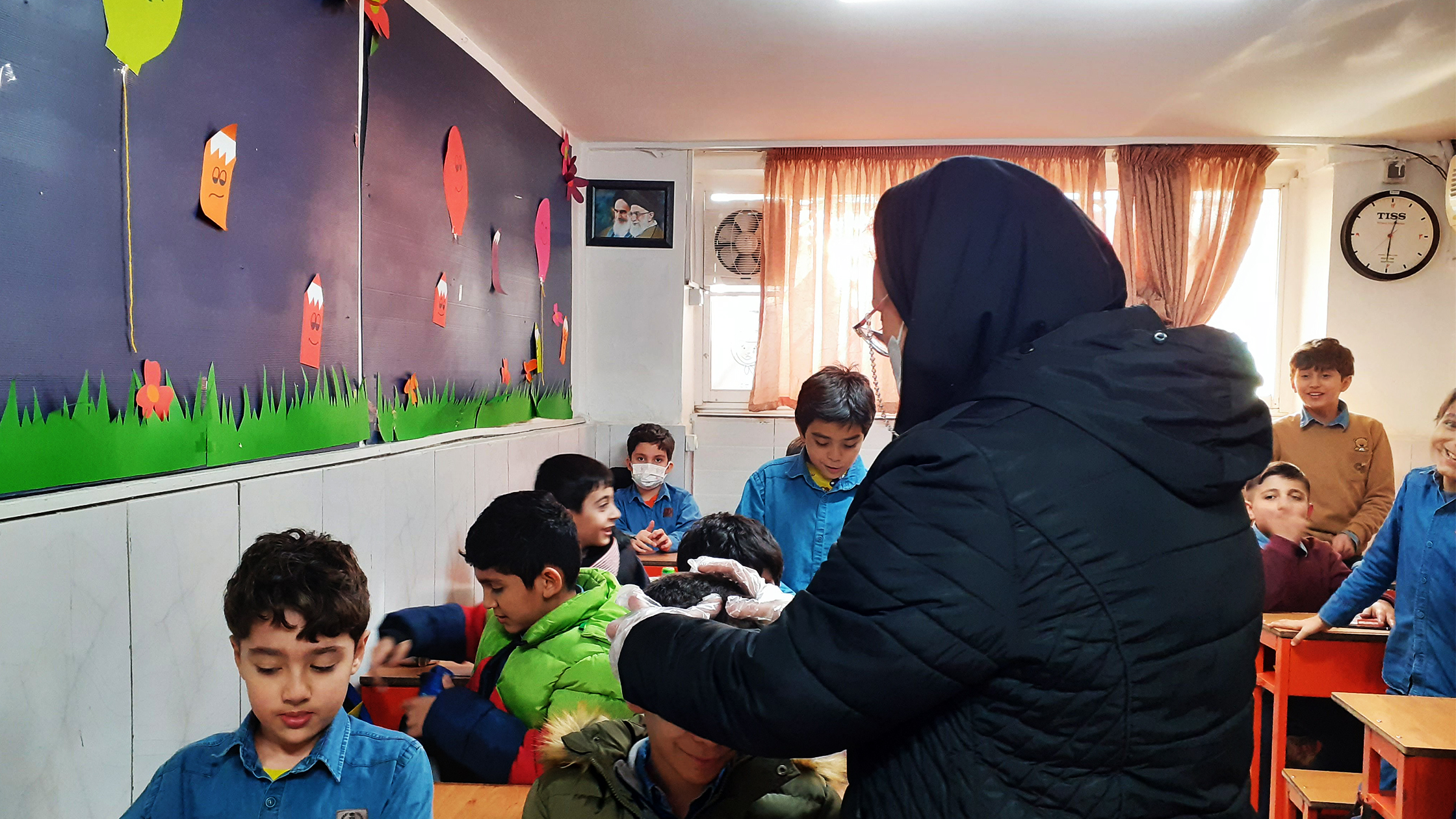 غربالگری معاینات موی سر در مدرسه جاوید؛ سلامتی دانش‌آموزان در اولویت