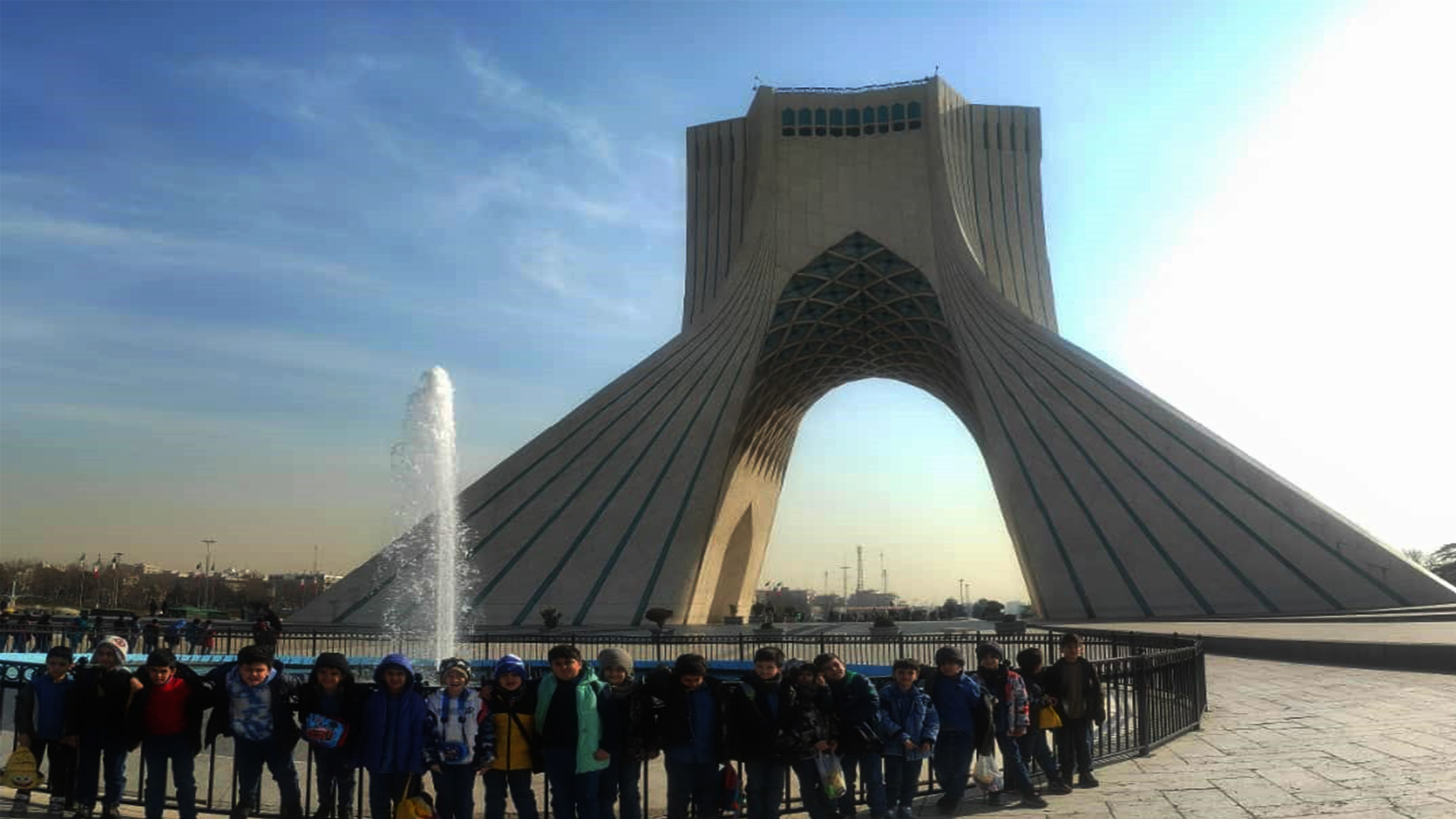 سفری به قلب تاریخ و هنر: بازدید دانش‌آموزان جاوید از برج آزادی تهران