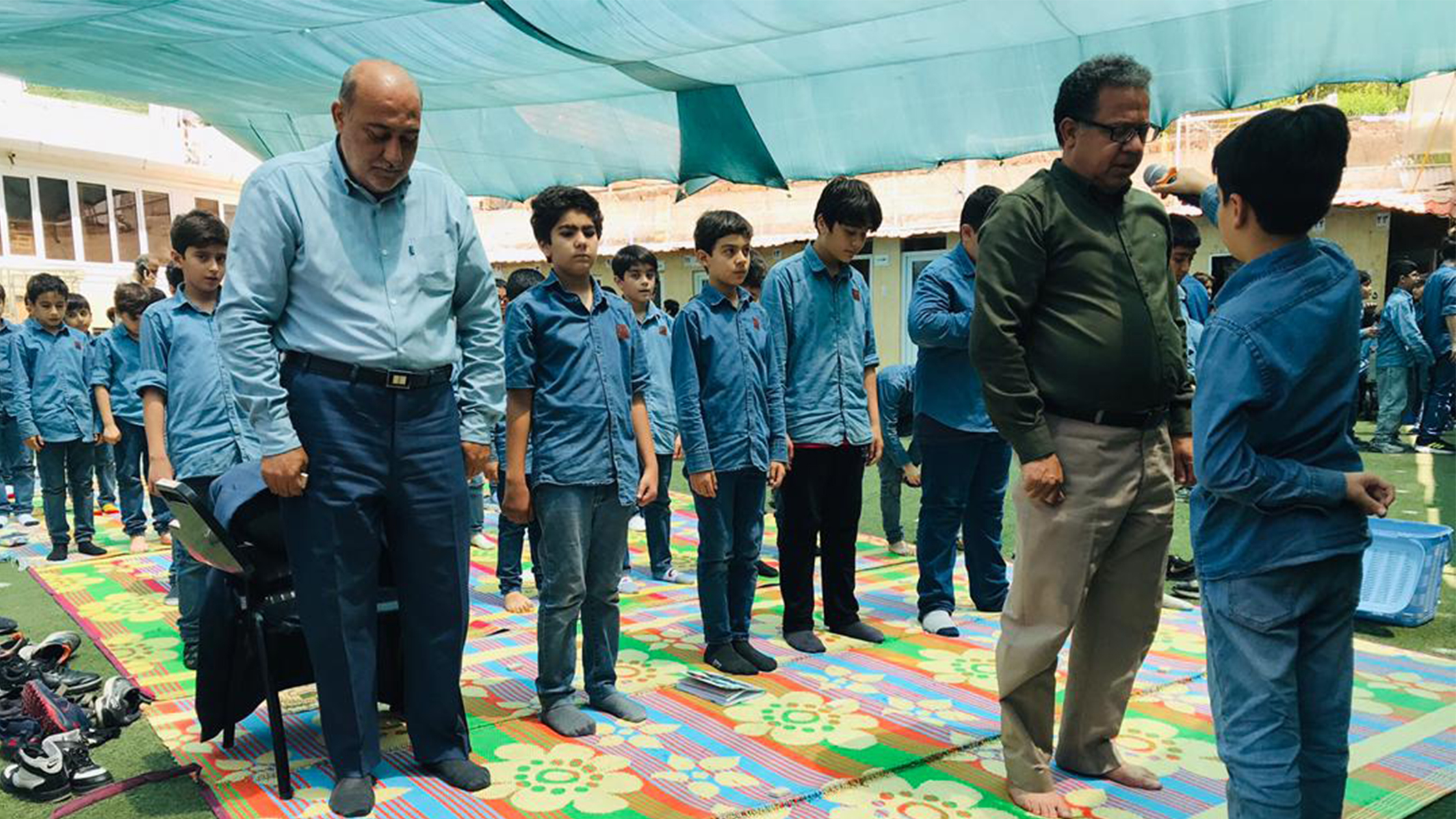 طنین انداز شدن اذان و اقامه نماز با حضور مدیریت محترم دبستان جاوید