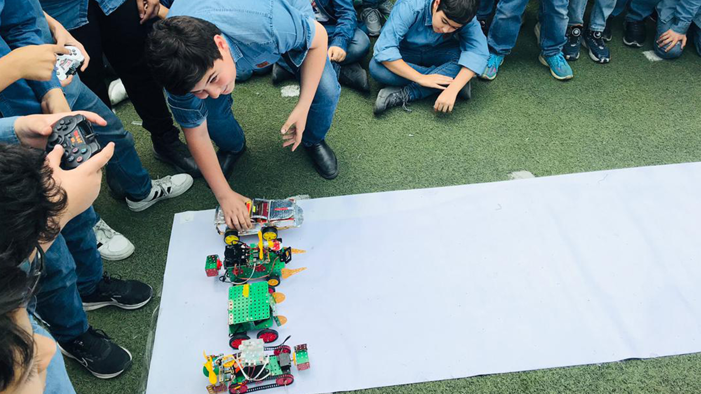 شور و هیجان در حیاط دبستان جاوید؛ مسابقه ماشین‌های دست‌ساز دانش‌آموزان برگزار شد