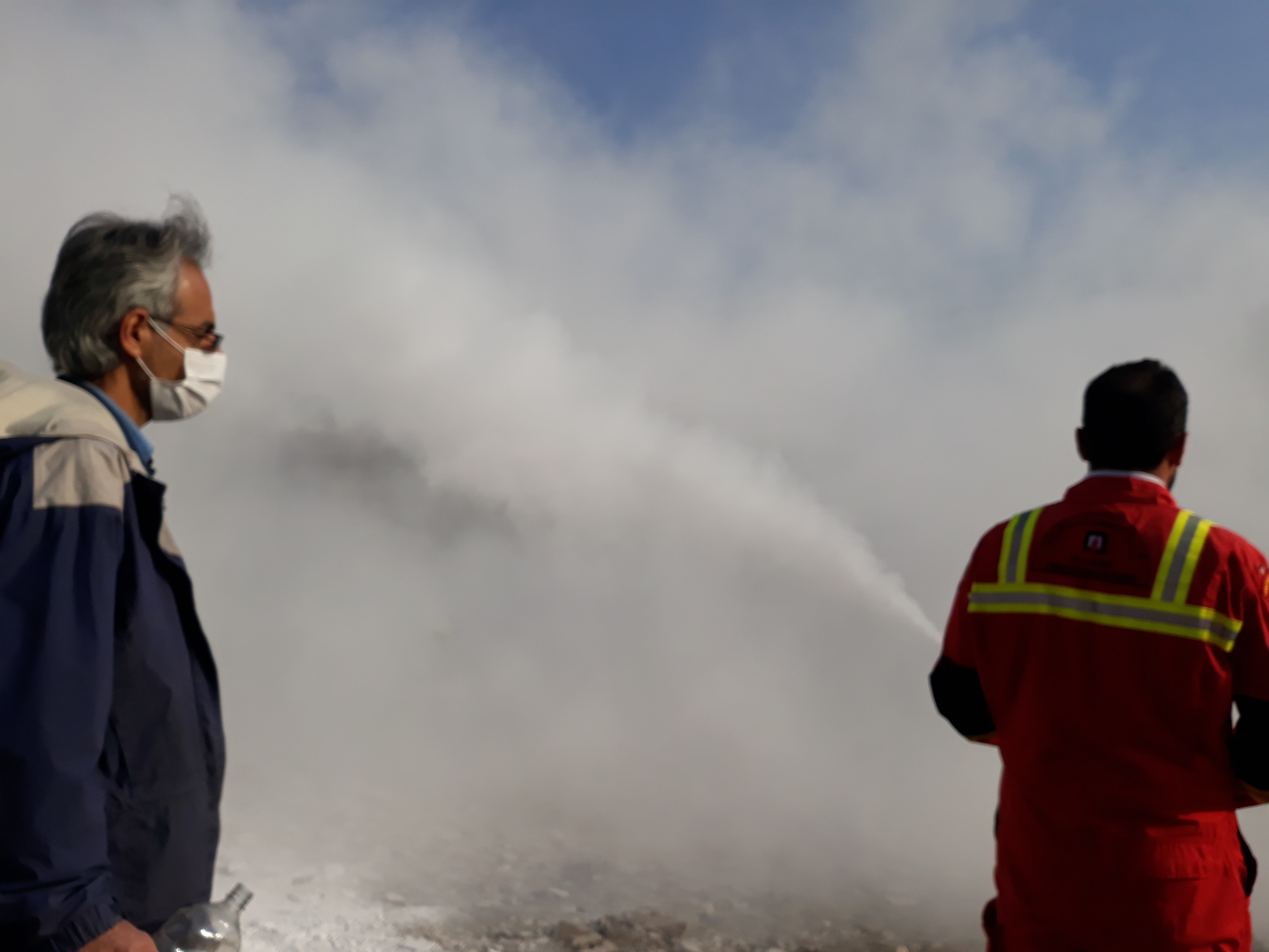 آموزش کار با کپسول آتشنشانی توسط ماموران آتشنشانی